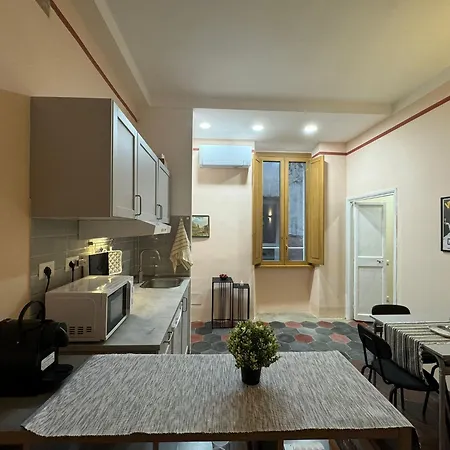 Le Due Torri In Rione Monti *